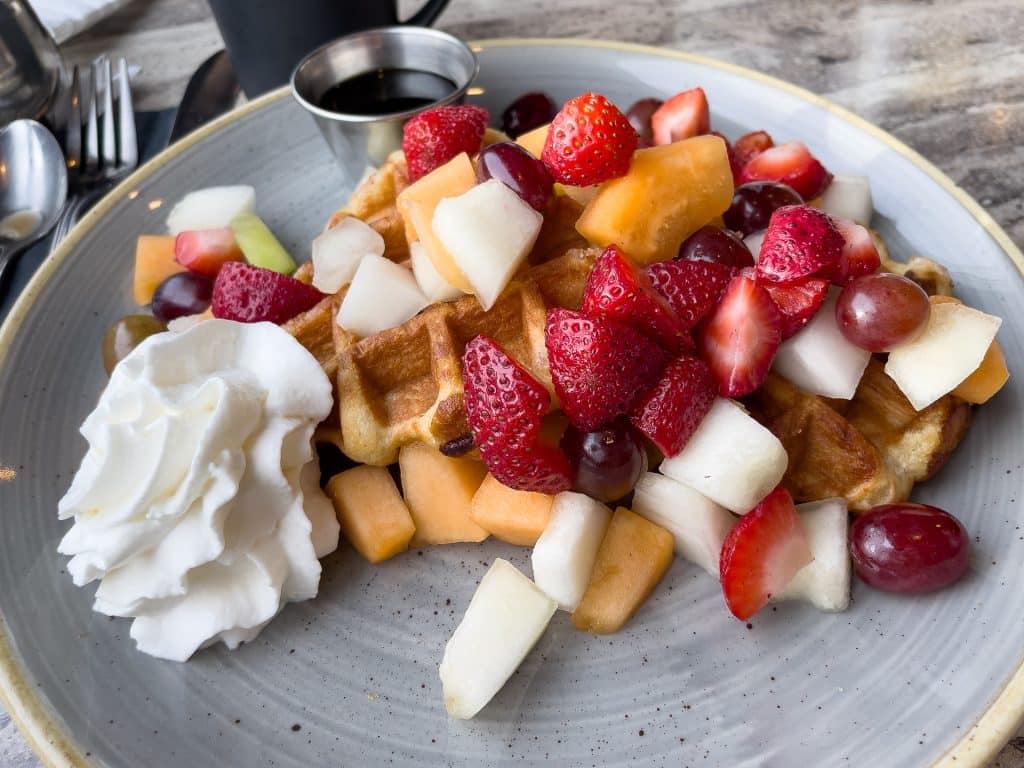 Déjeuner gaufre et fruits du Bistro Accents