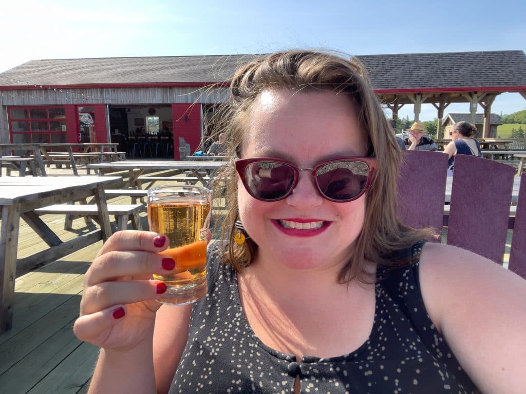 Jennifer avec un cidre de Lightship Brewing à Lunenburg