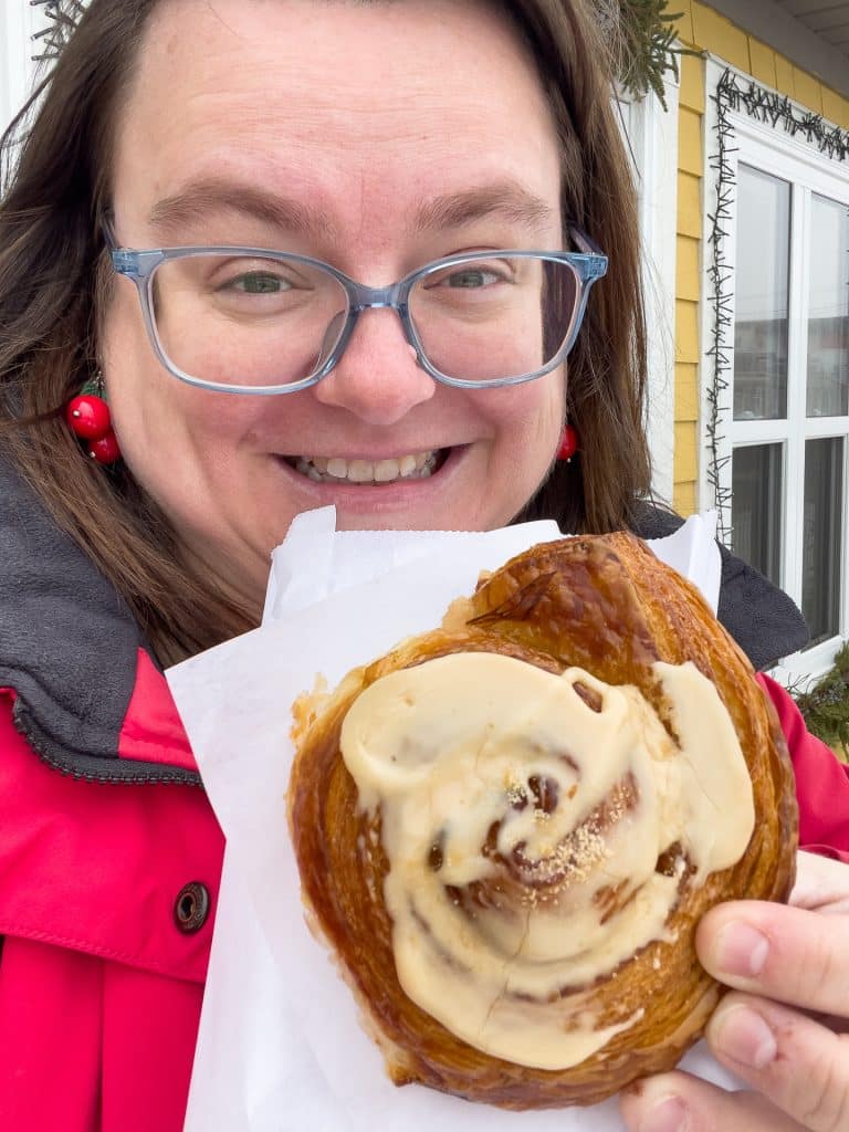 Jennifer avec rouleau à l'érable de la pâtisserie Rabiole