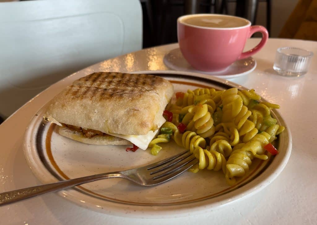 Plat de sandwich et de salade à l'Ilôt Café-buvette