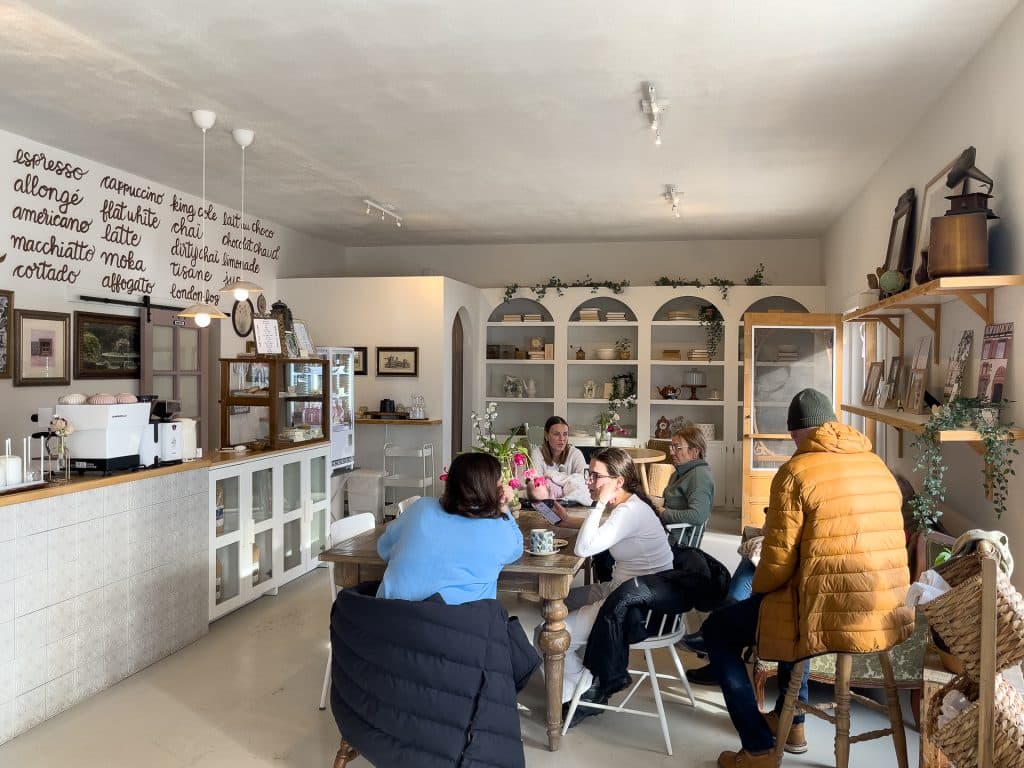 Salle à manger du café Thérèsa