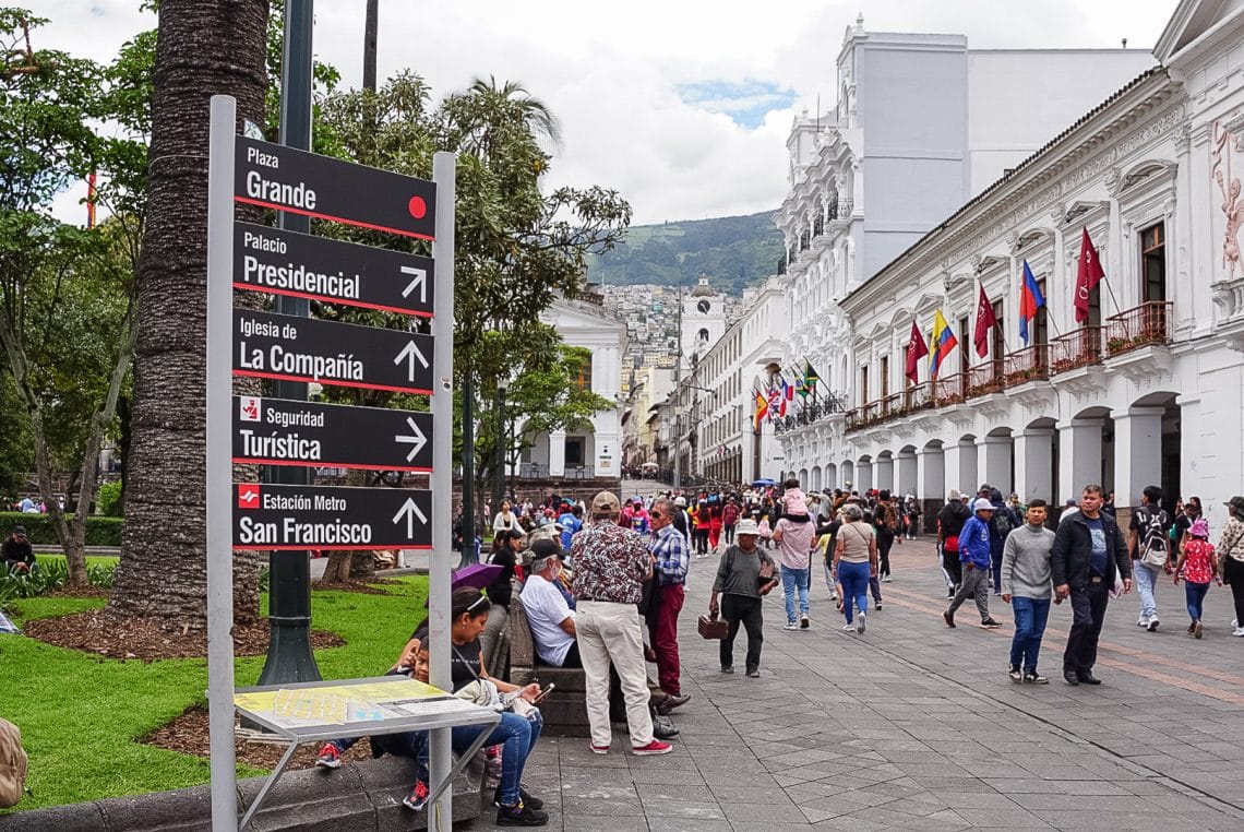 Affiches touristiques à la Plaza Grande