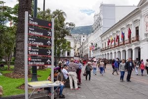 Affiches touristiques à la Plaza Grande
