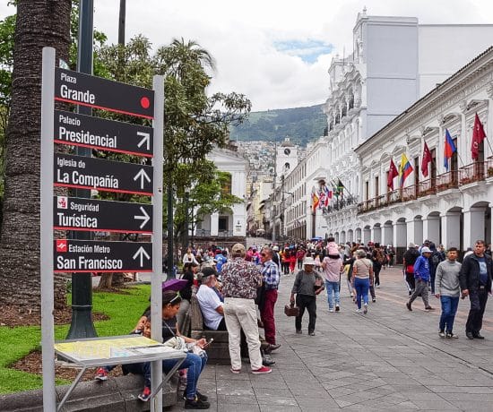 Affiches touristiques à la Plaza Grande