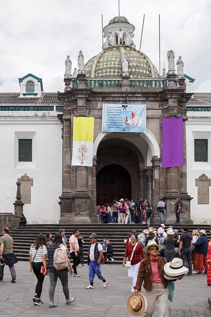 Façade et coupole de la cathédrale métropolitaine de Quito
