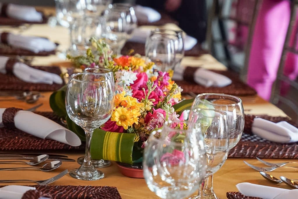 Fleurs sur une table