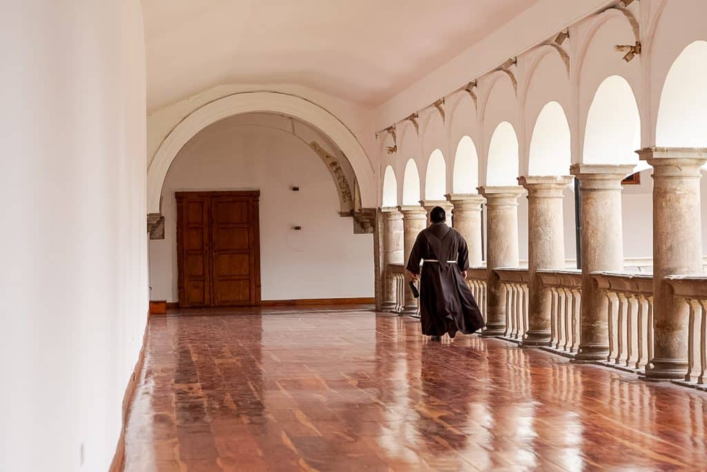 Franciscain marchant dans le couvent - Quoi faire à Quito
