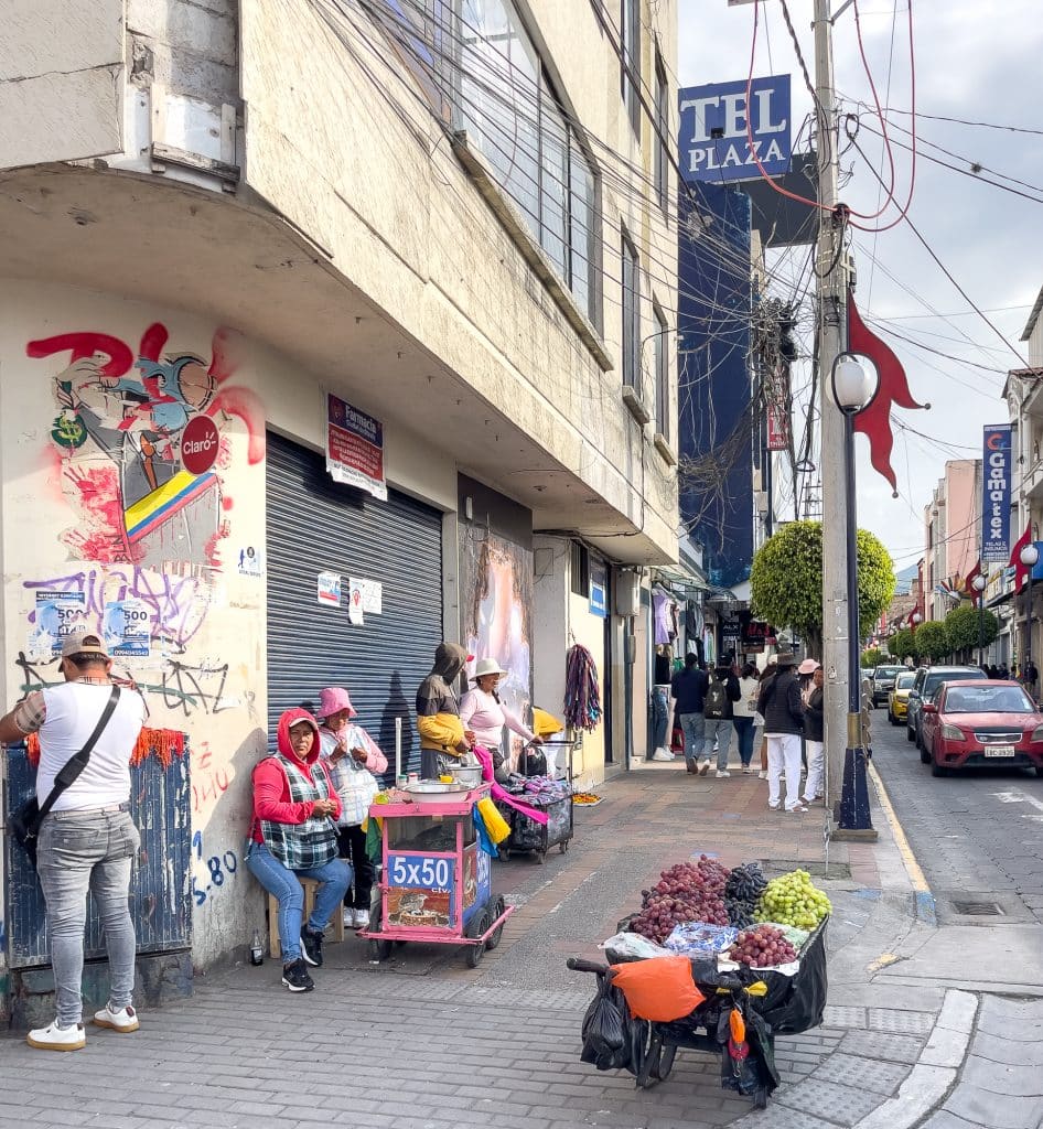 Coin de rue au marché d'Otavalo en Équateur