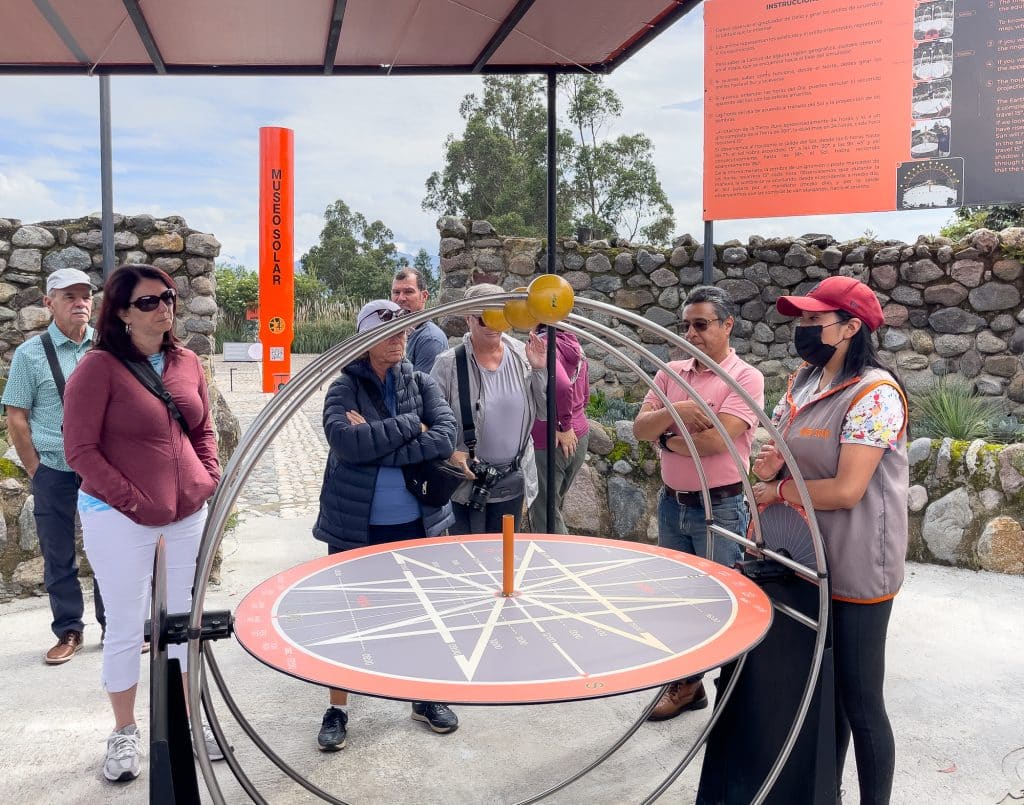 Explications géographiques à la Mitad del Mundo - El reloj solar Quitsato