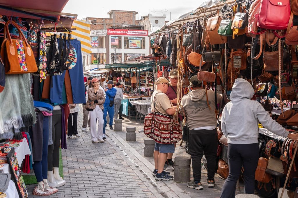 Gens qui magasinent au marché d'Otavalo