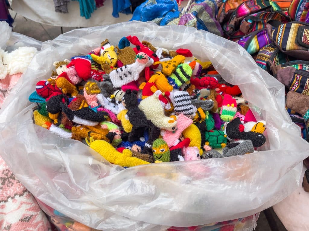 Petites figurines de laine au Marché d'Otavalo