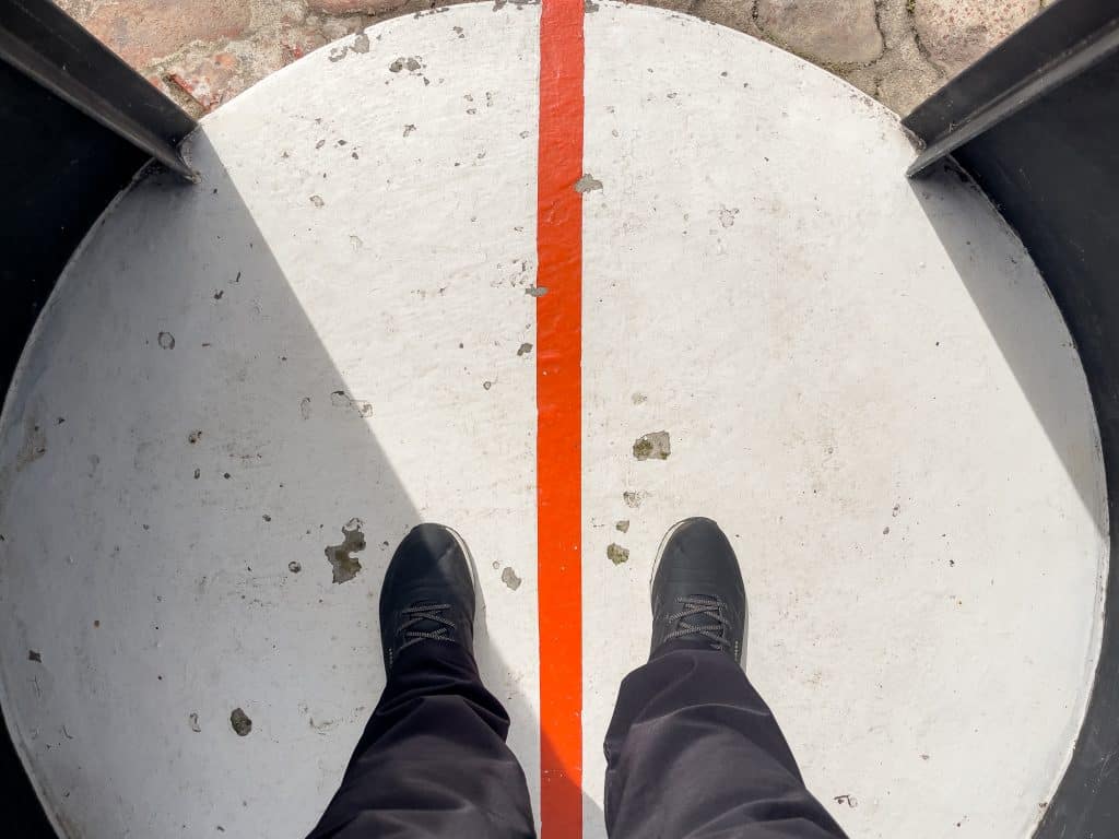 Pieds de chaque côté de l'Équateur