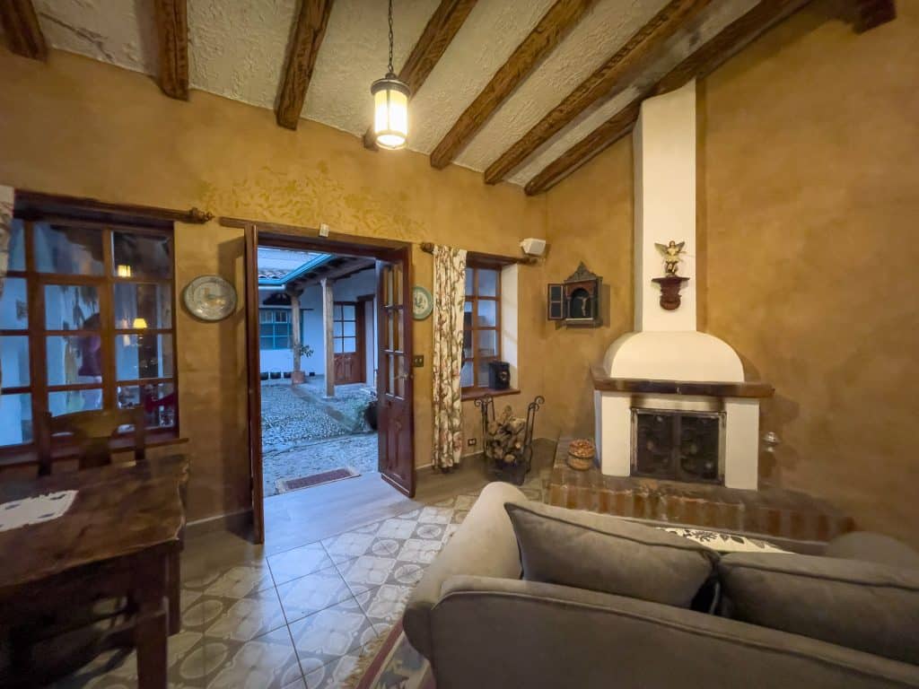 Salle à manger avec foyer au Las Palmeras Inn
