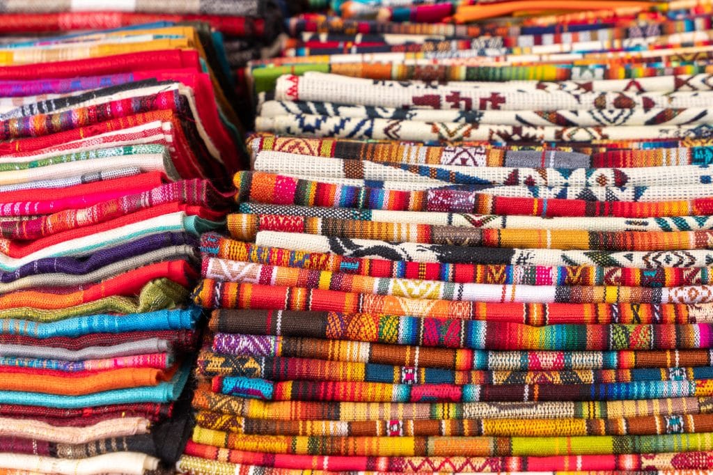 Tissus multicolores vendus au marché d'Otavalo
