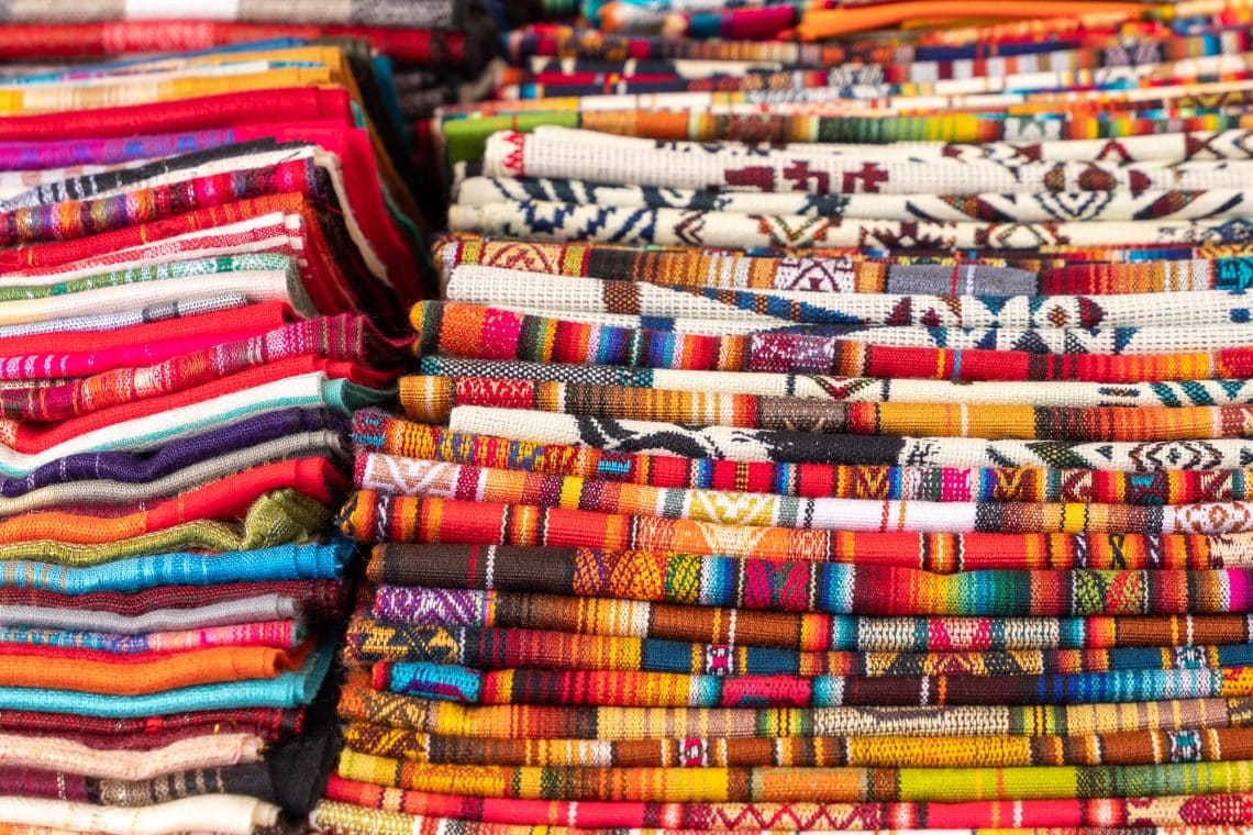 Tissus multicolores vendus au marché d'Otavalo