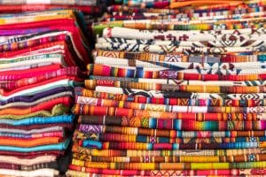 Tissus multicolores vendus au marché d'Otavalo