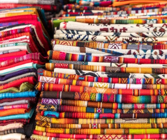 Tissus multicolores vendus au marché d'Otavalo