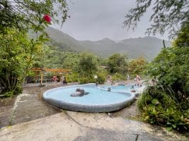 bassin et montagnes avec spas des Termas de Papallactas