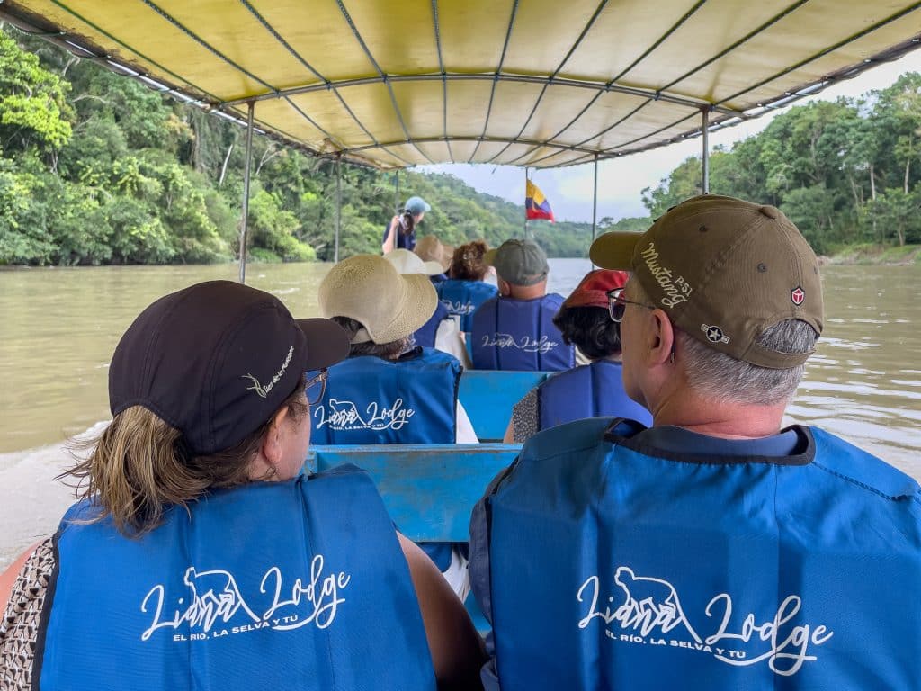 Groupe de voyageurs Allo Destinations en pirogue