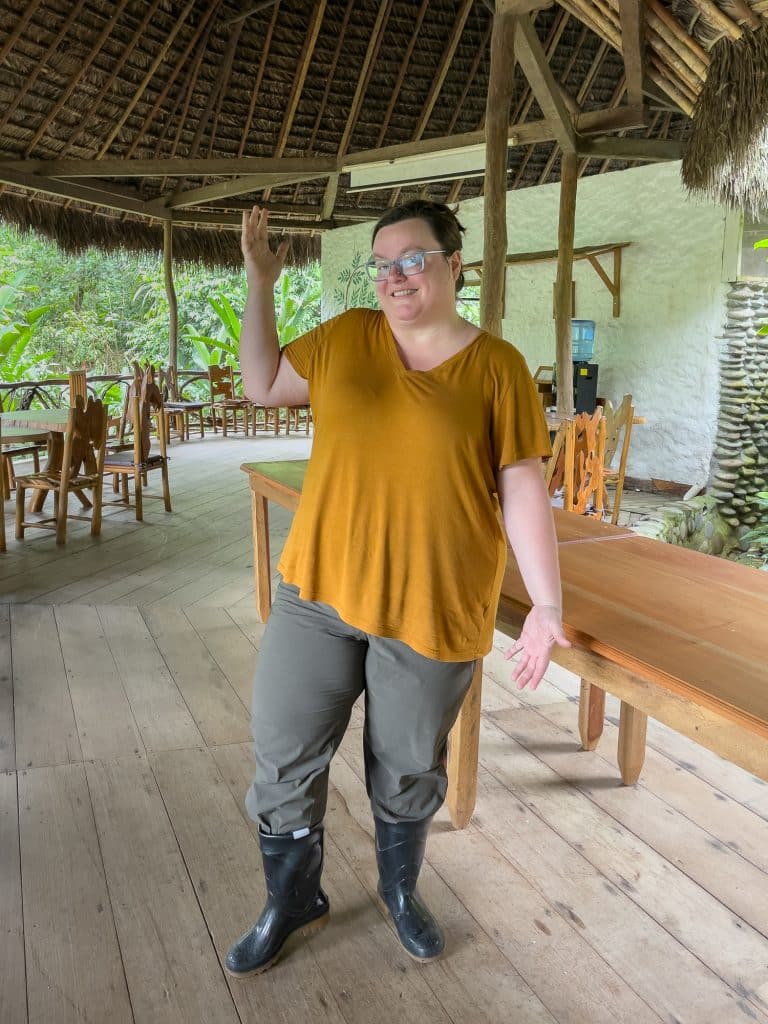 Jennifer avec des bottes de caoutchouc pour la jungle