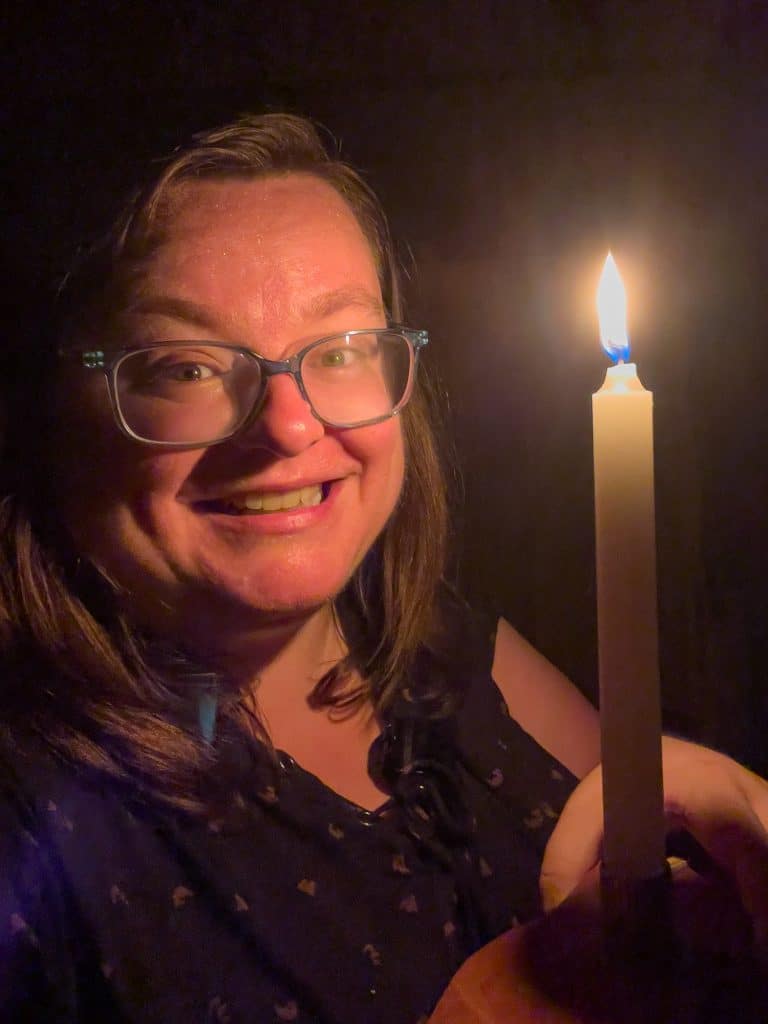 Jennifer éclairée par une chandelle en Amazonie