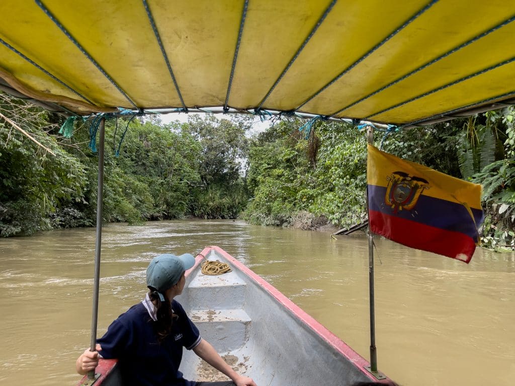 Pirogue sur le fleuve en Équateur