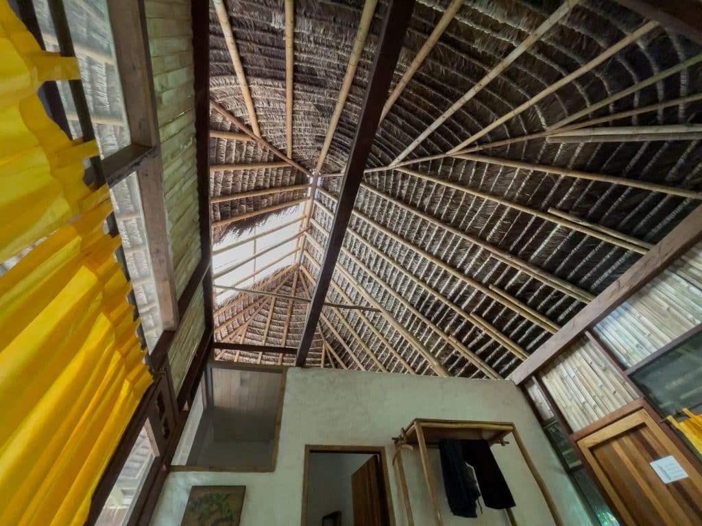Plafond de la hutte du Liana Lodge avec Allo Destinations en Équateur