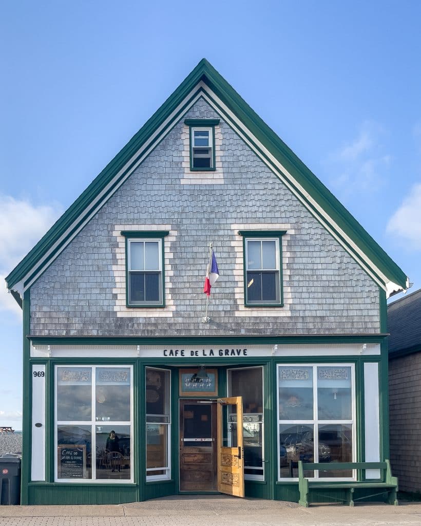 Extérieur du Café de la Grave, bons restaurants aux îles de la Madeleine