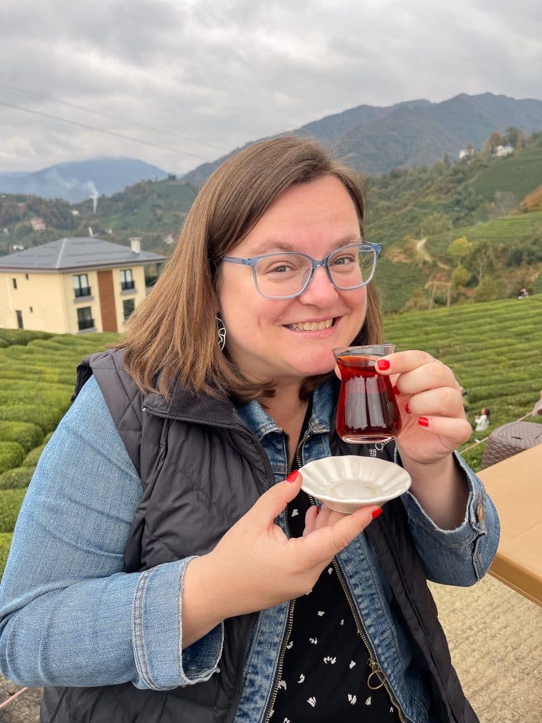 Jennifer souriant avec du thé
