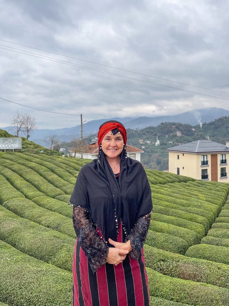 Notre guide dans un costume traditionnel - quoi faire à Trabzon en mer Noire de Turquie