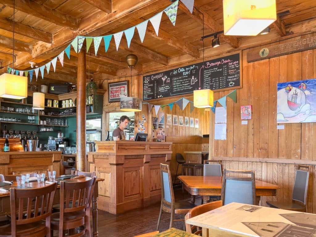 salle à manger du Café del a grave où manger aux îles de la Madeleine
