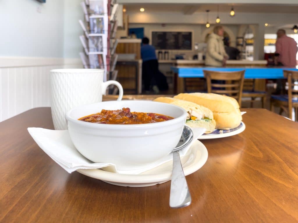 Bol de chili au Blue Barrell Gallery and Café