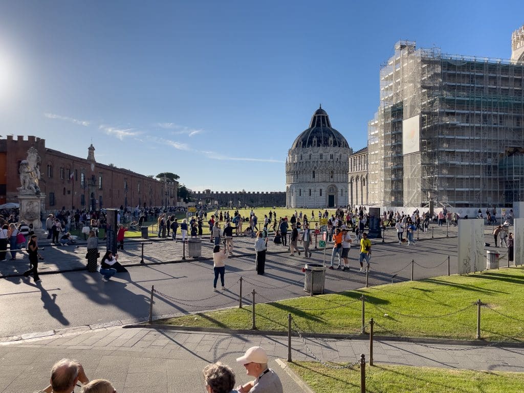 Gens sur la Piazza dei Miracoli