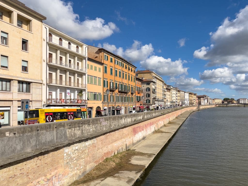 Promenade sur le bord de l'Arno à Pise
