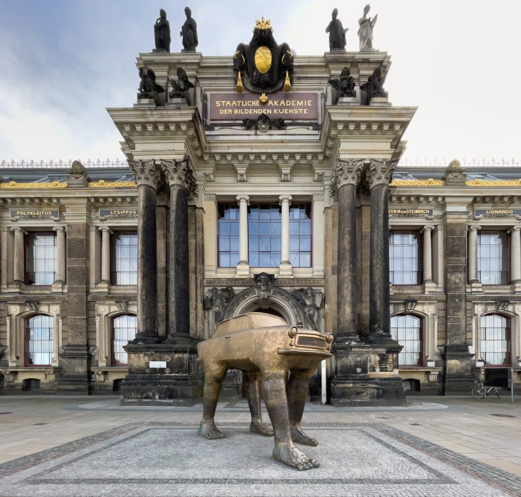 Musée d'art de Dresden et sa statue de voiture