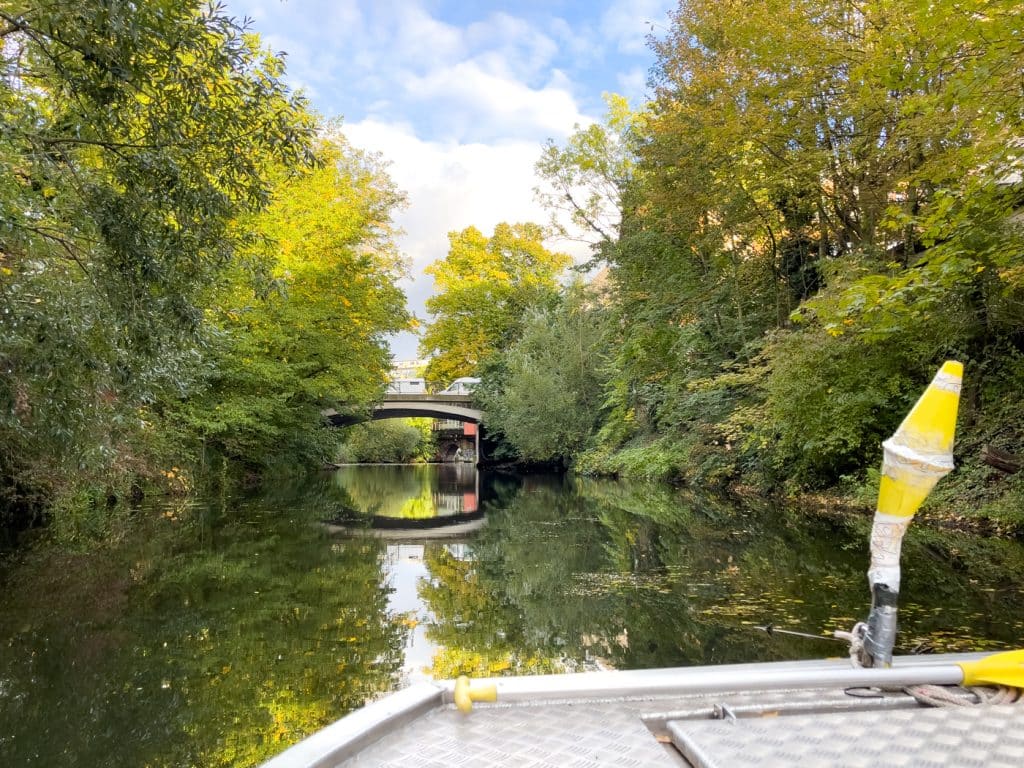 Bateau sur le canal Karl-Heine en Allemagne de l'Est