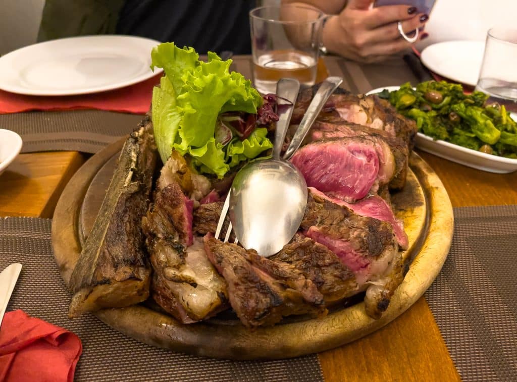 Bistecca fiorentina en Toscane au Club culinario toscano da Osvaldo