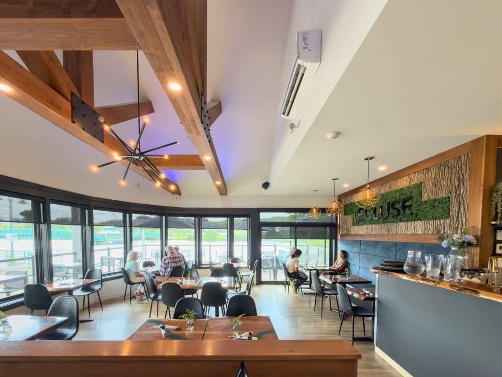 Intérieur du restaurant L'Écluse Halte gourmande à Edmundston