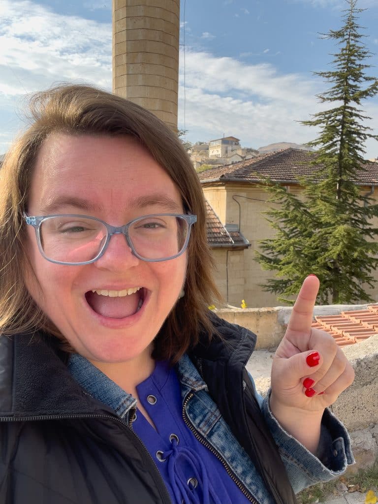 Jennifer dehors à Mustafapasa