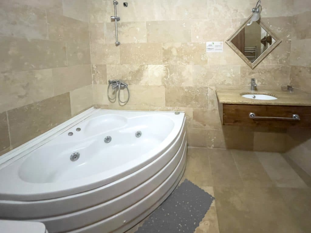 Salle de bains de l'Hotel Jerveni Cave