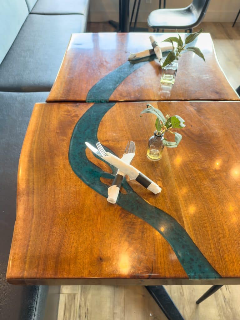 Table avec la rivière Madawaska du restaurant L'Écluse à Edmundston