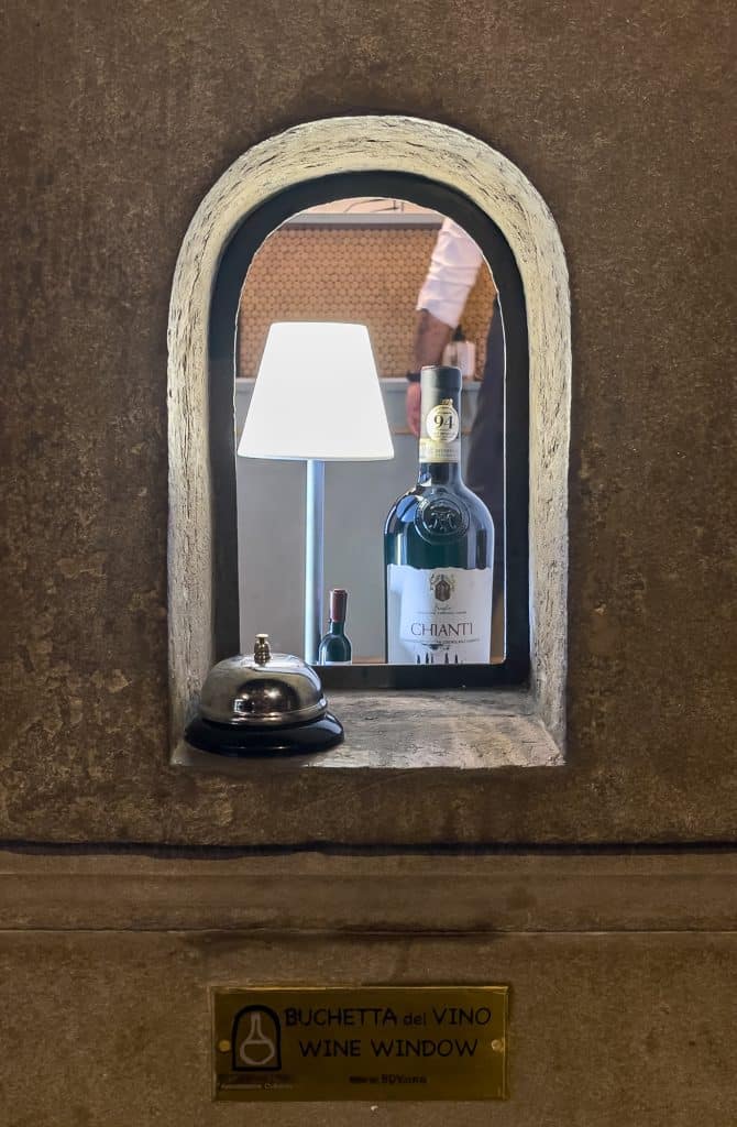 Wine window à la Cantina de Pucci à Florence