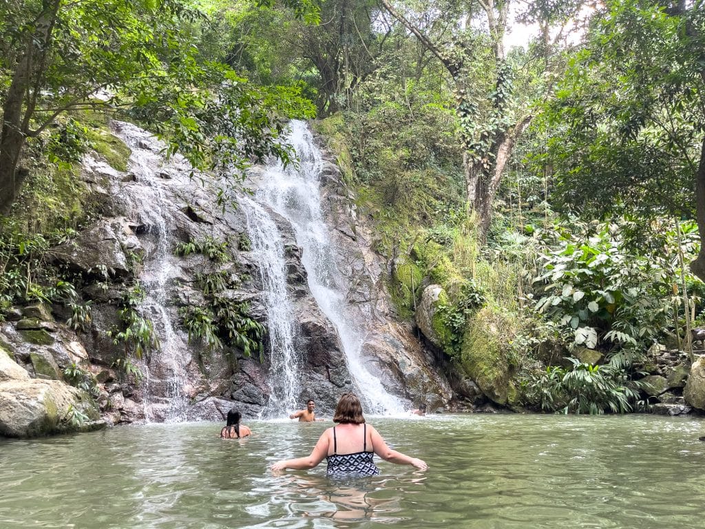Jennifer dans l'eau aux Cascades Marinka