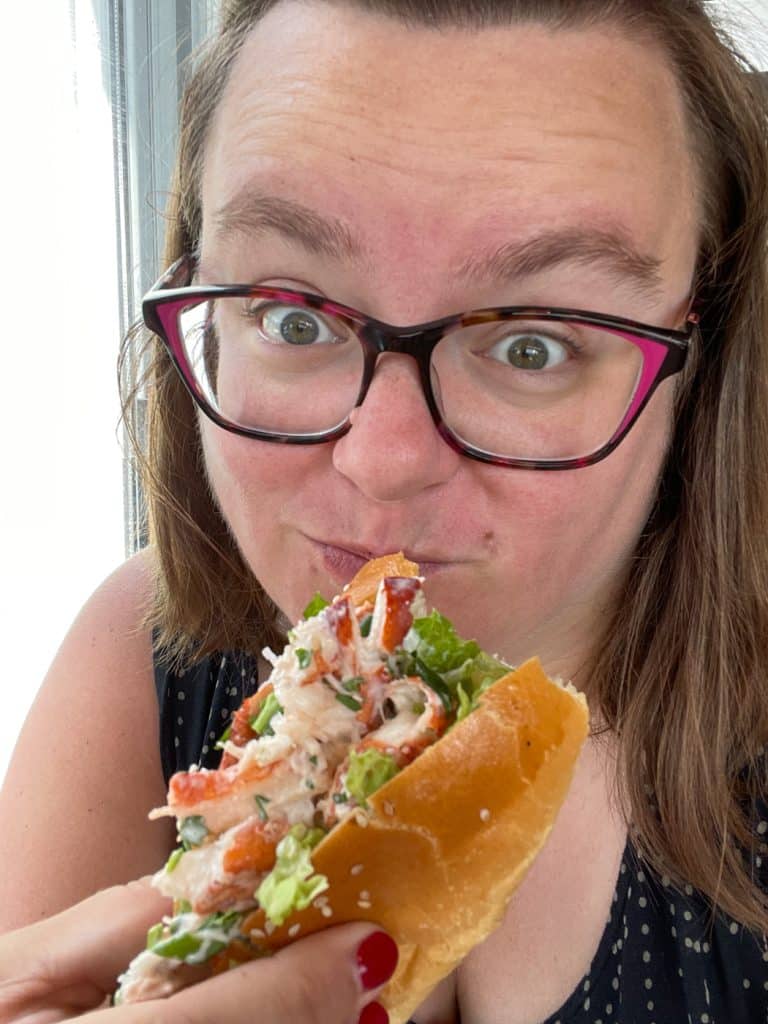 Jennifer et guédille de homard du Grand Banker à Lunenburg