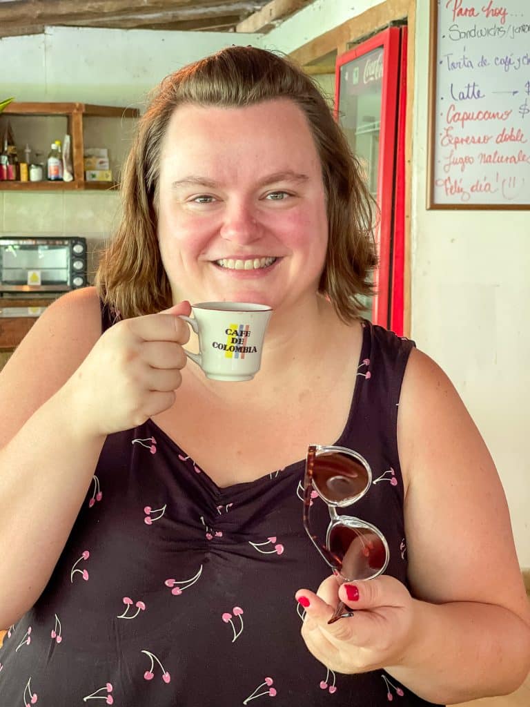 Jennifer avec une tasse de café La Victoria