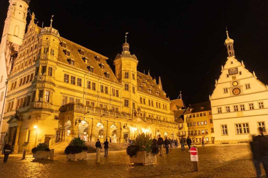 place principale à la nuit tombée de Rothenburg ob der Tauber