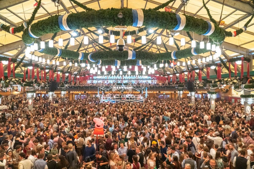 Tente plein de gens à l'Oktoberfest en Allemagne