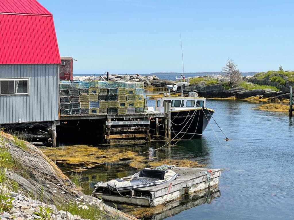 Bateau et bâtisser sur mer à Blue Rocks en Nouvelle-Écosse