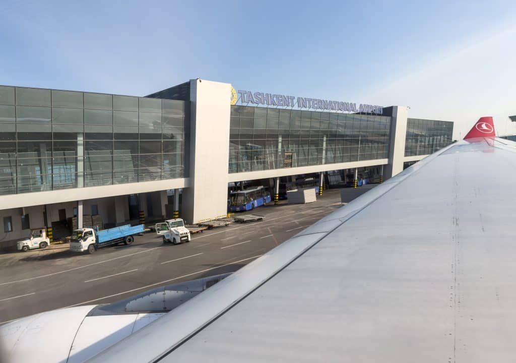 Arrivée du vol à l'aéroport de Tachkent en Ouzbékistan