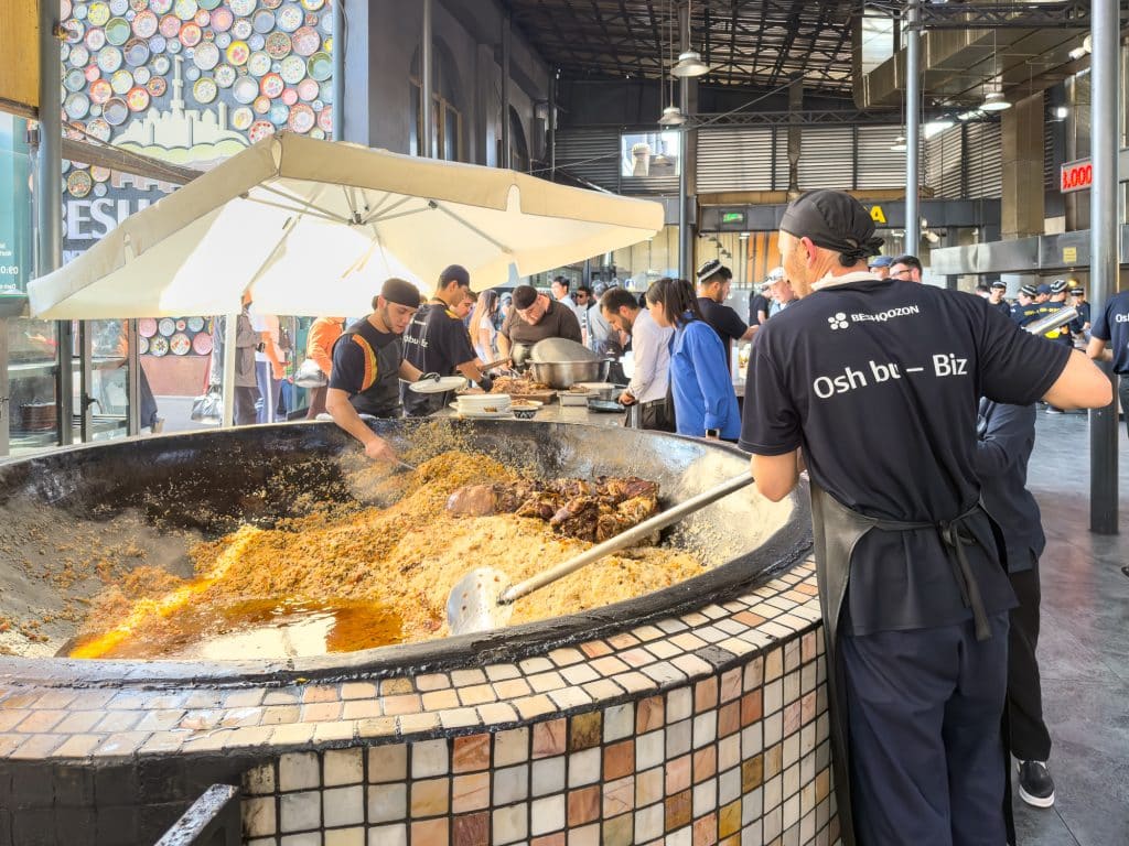 Création du plov à Besh Qozon de Tashkent